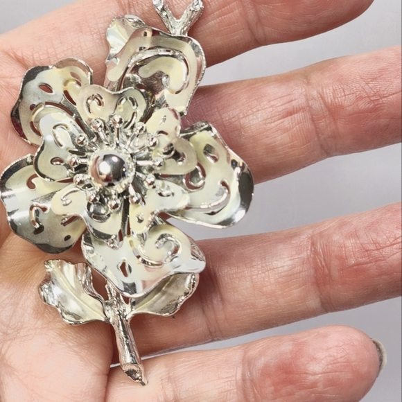 Vintage Signed Coro Silvertone Polished and Matte Tone Floral Brooch Pin - Picture 6 of 10